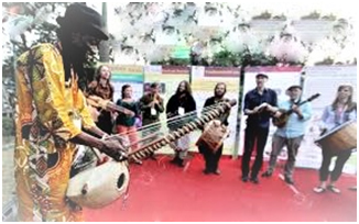 インド  テレビレポーター日本人